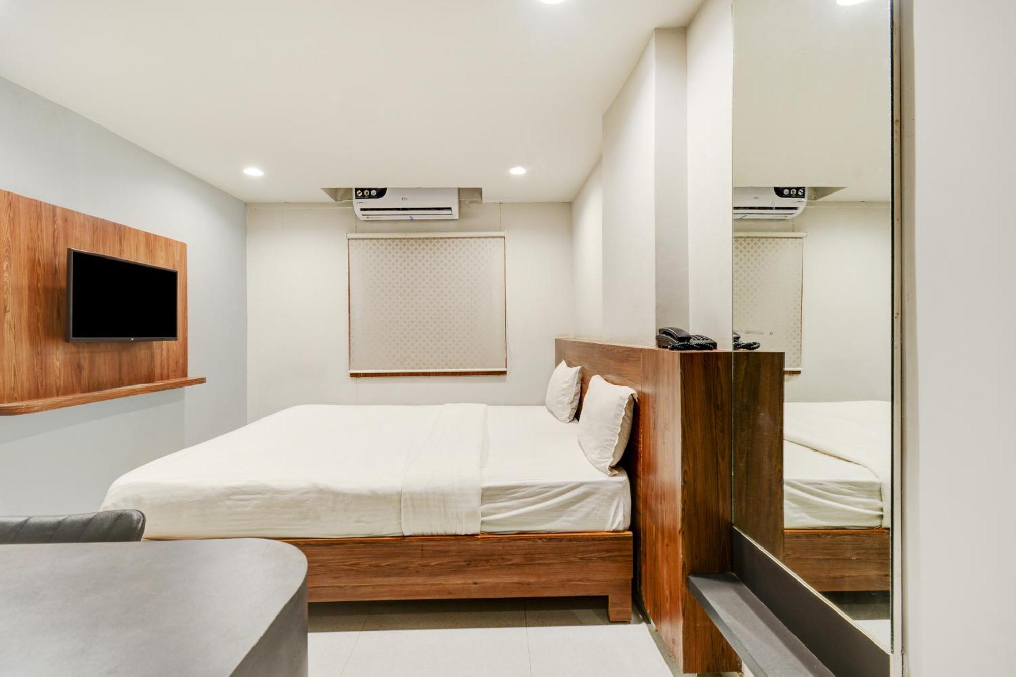 Hotel Desert Inn Tharad Esterno foto