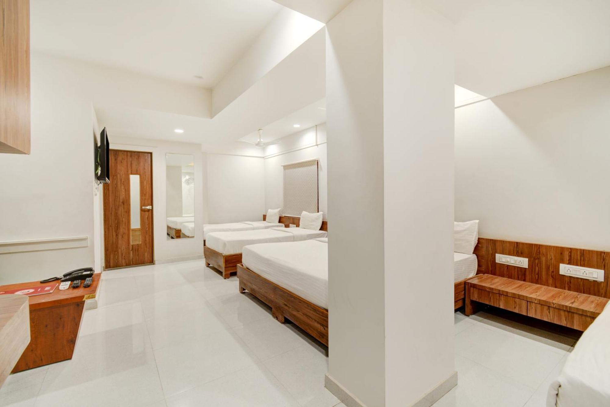 Hotel Desert Inn Tharad Esterno foto