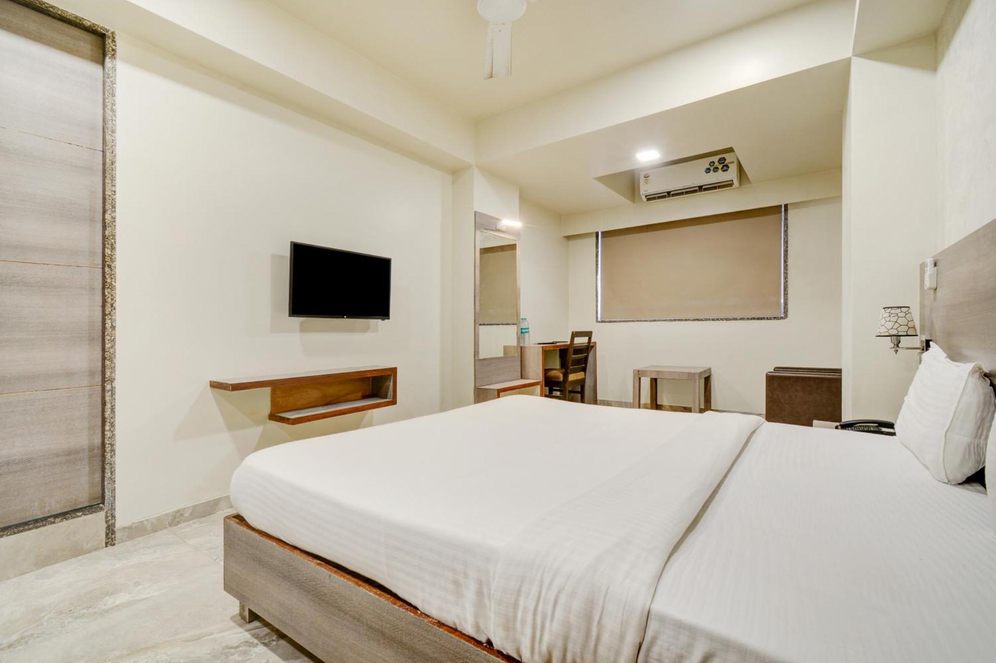 Hotel Desert Inn Tharad Esterno foto