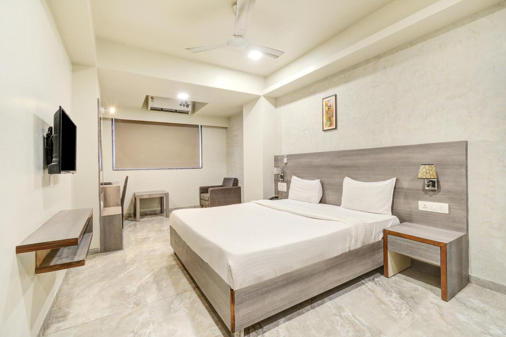 Hotel Desert Inn Tharad Esterno foto
