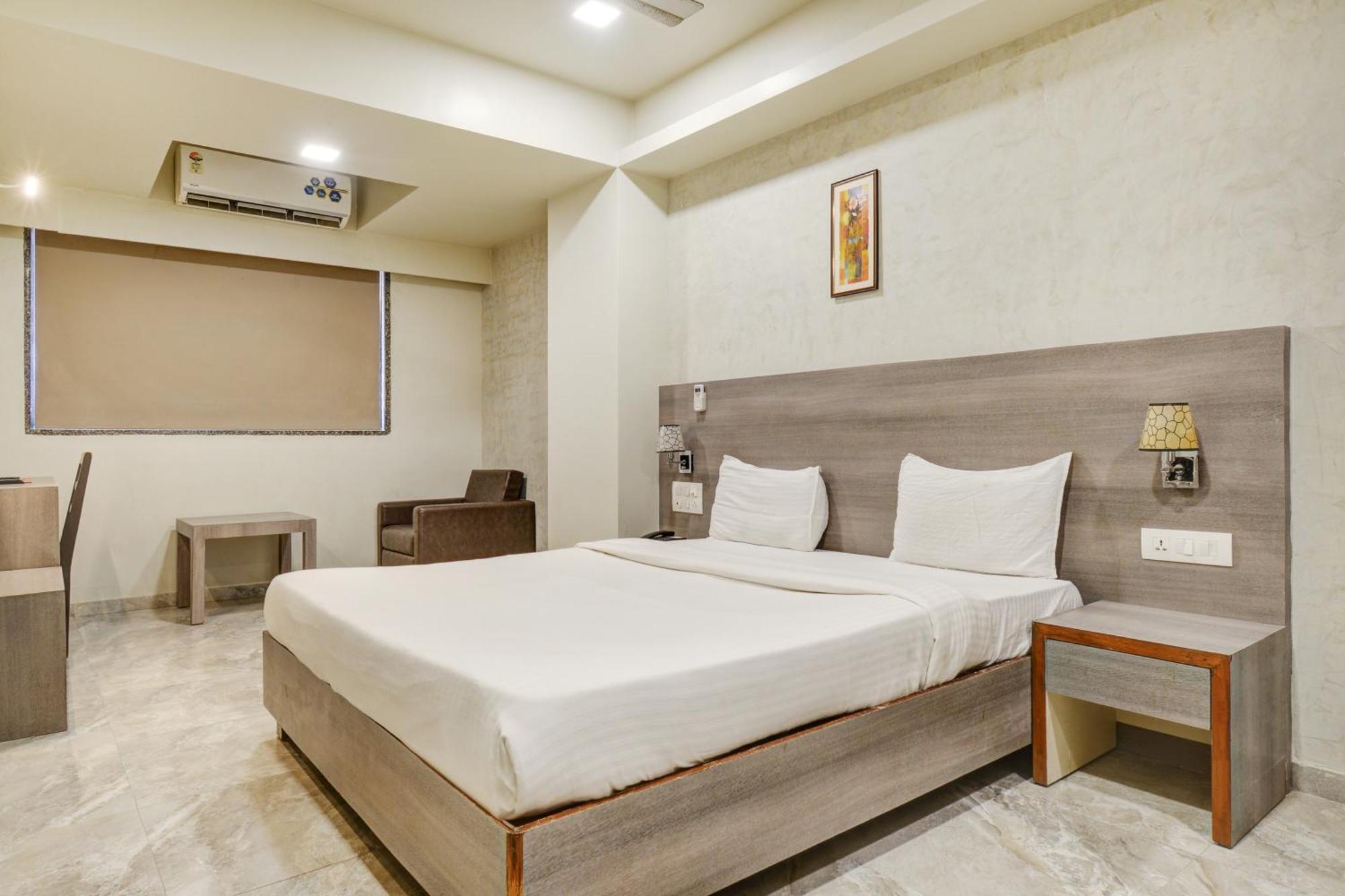 Hotel Desert Inn Tharad Esterno foto