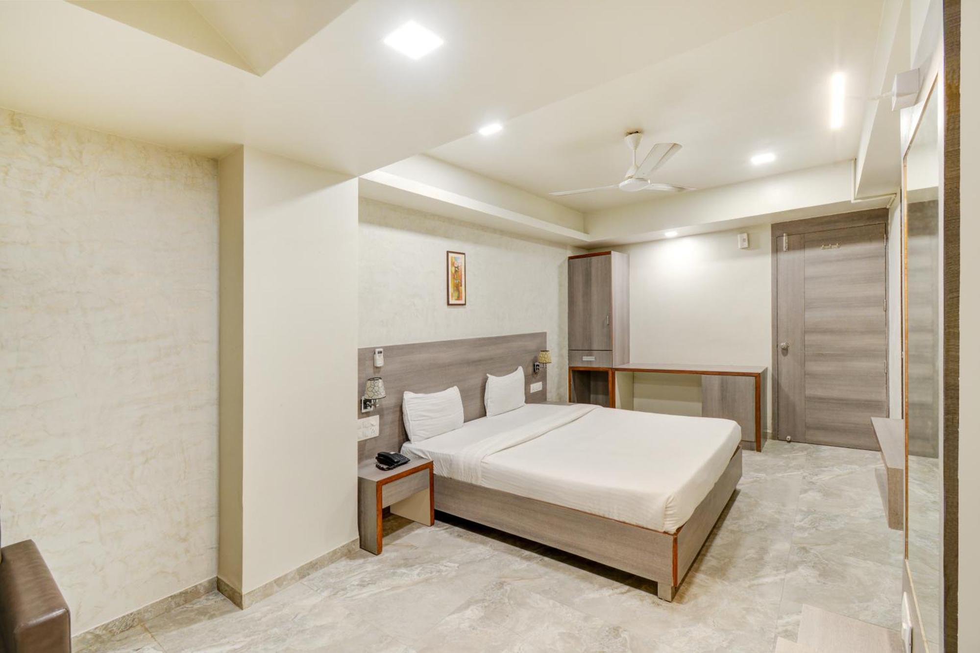 Hotel Desert Inn Tharad Esterno foto