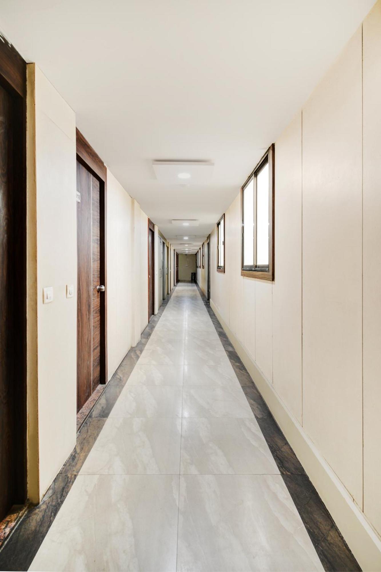 Hotel Desert Inn Tharad Esterno foto