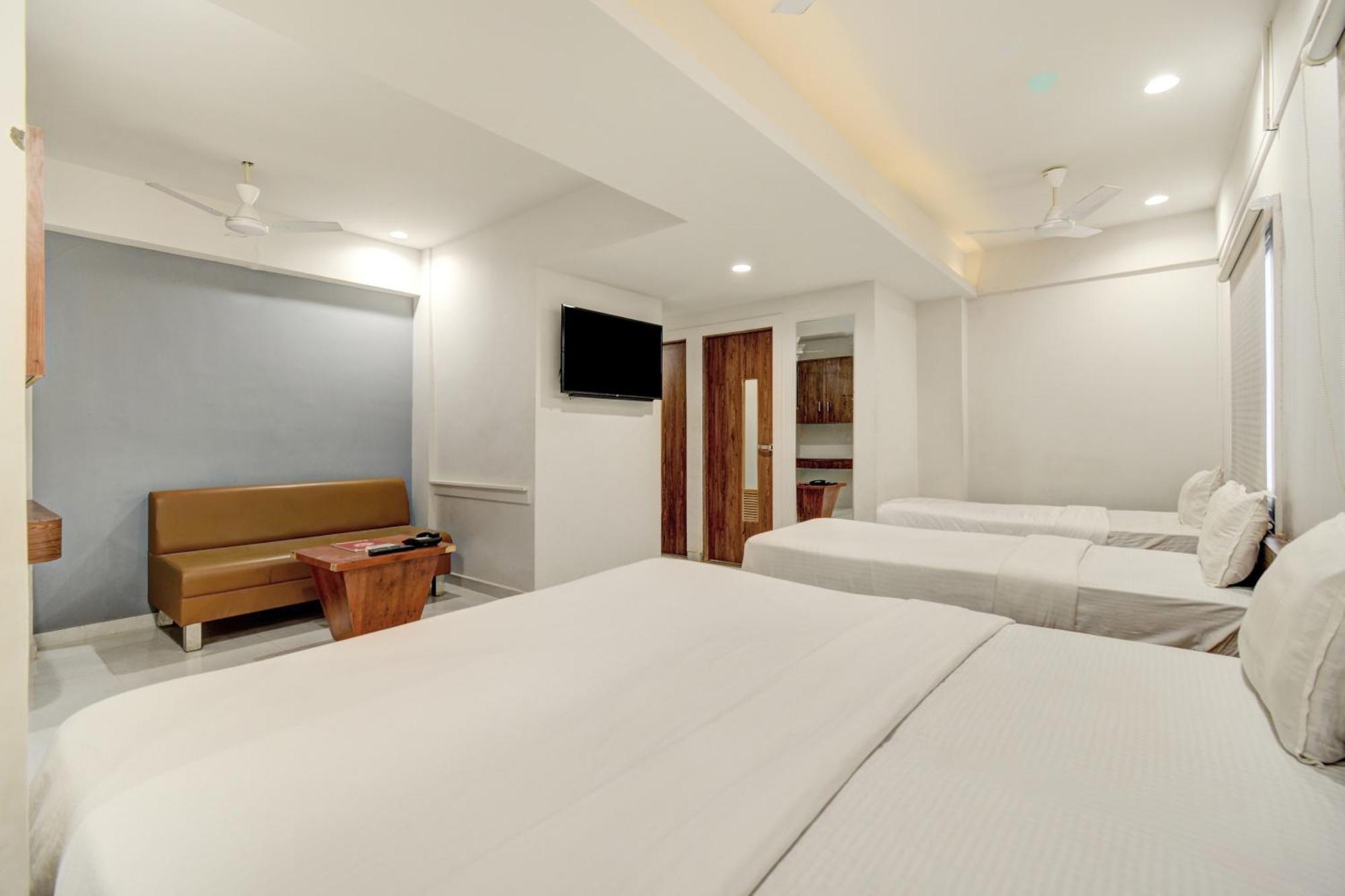 Hotel Desert Inn Tharad Esterno foto