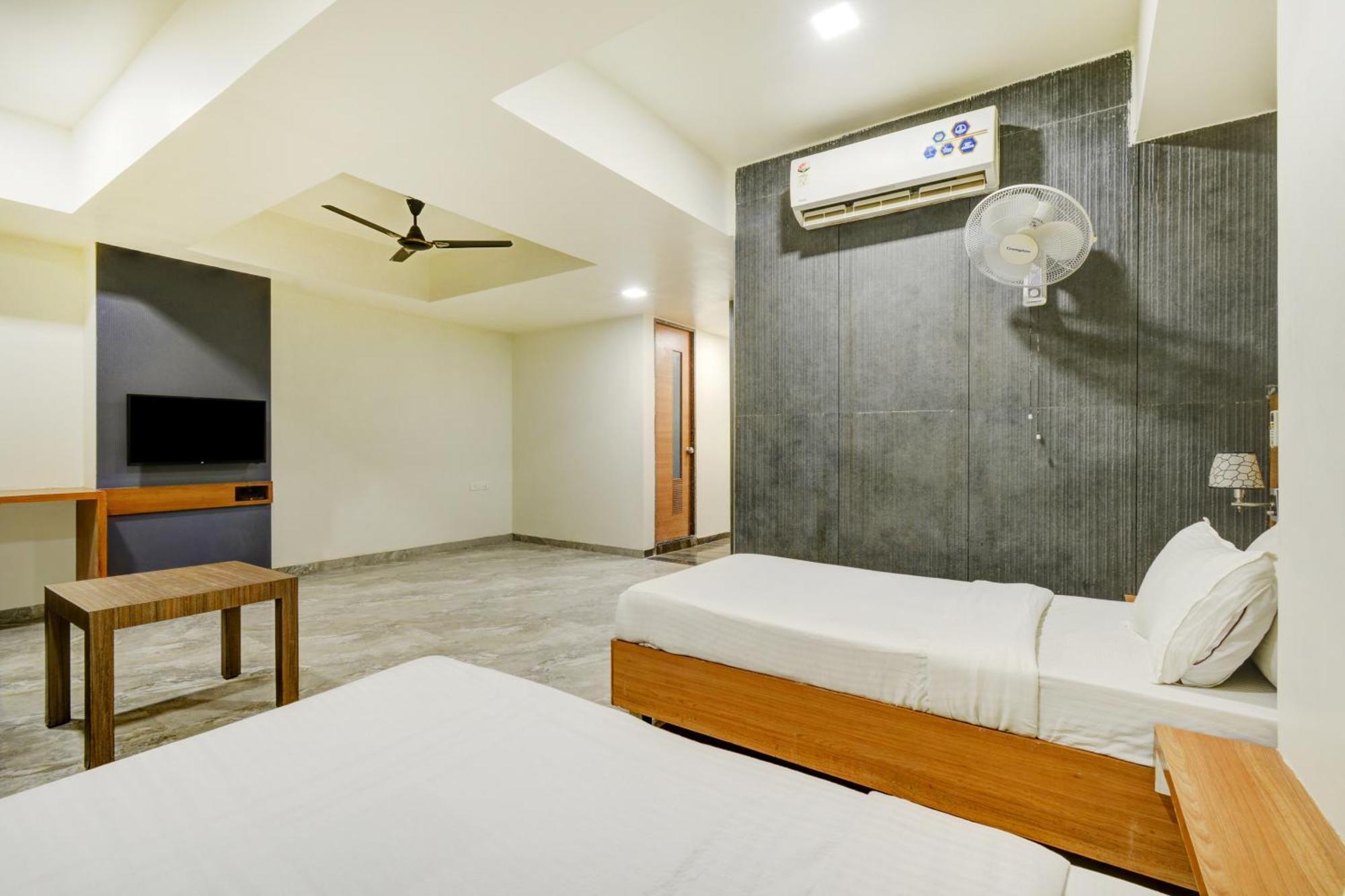 Hotel Desert Inn Tharad Esterno foto