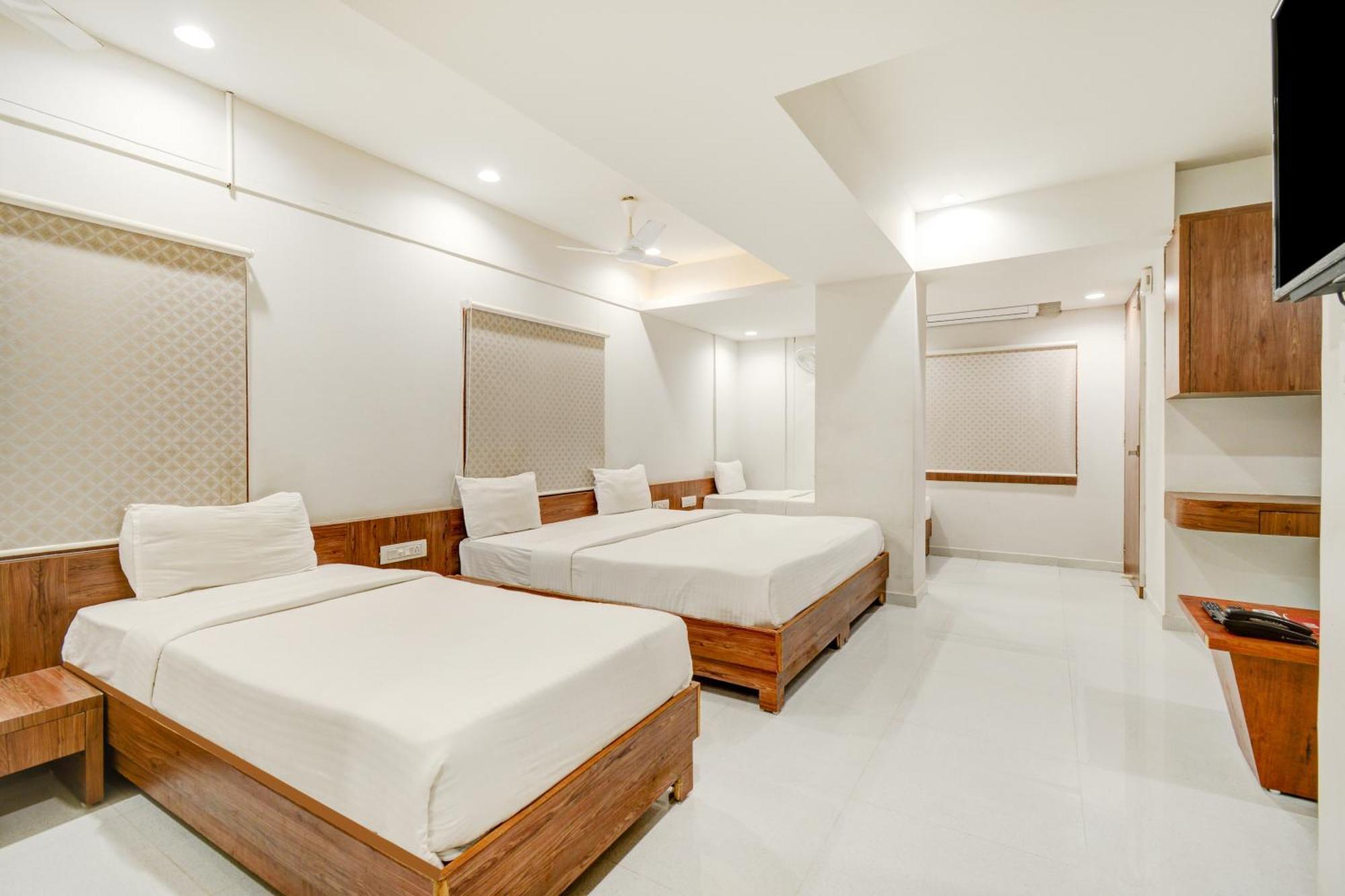 Hotel Desert Inn Tharad Esterno foto