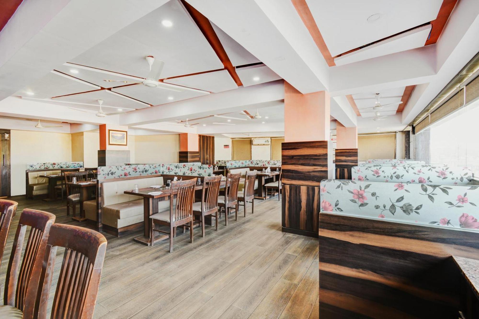 Hotel Desert Inn Tharad Esterno foto