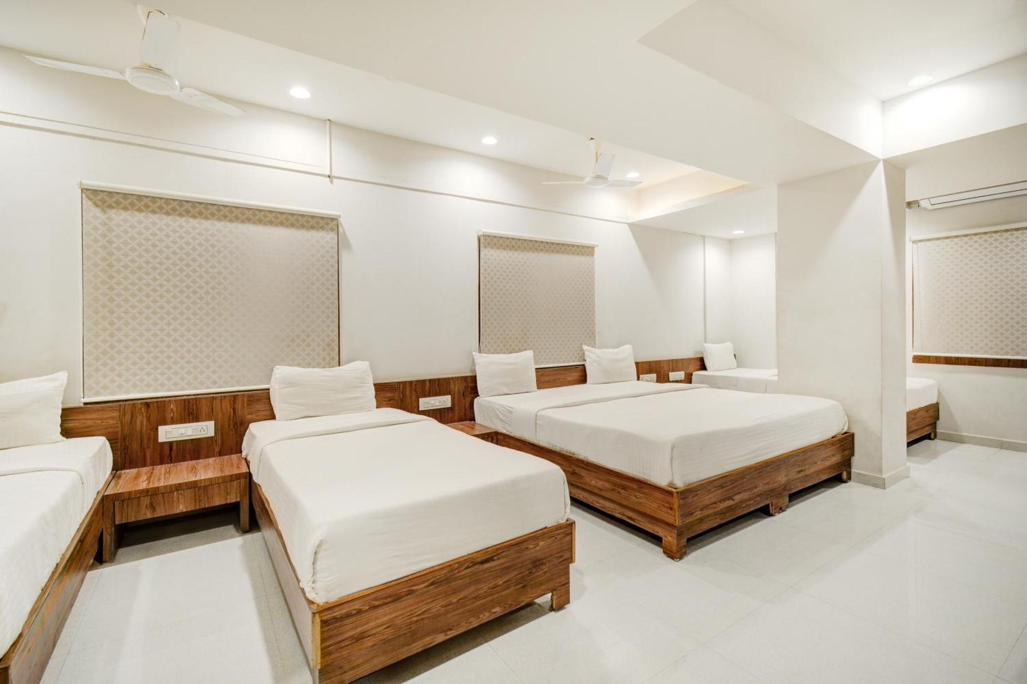 Hotel Desert Inn Tharad Esterno foto