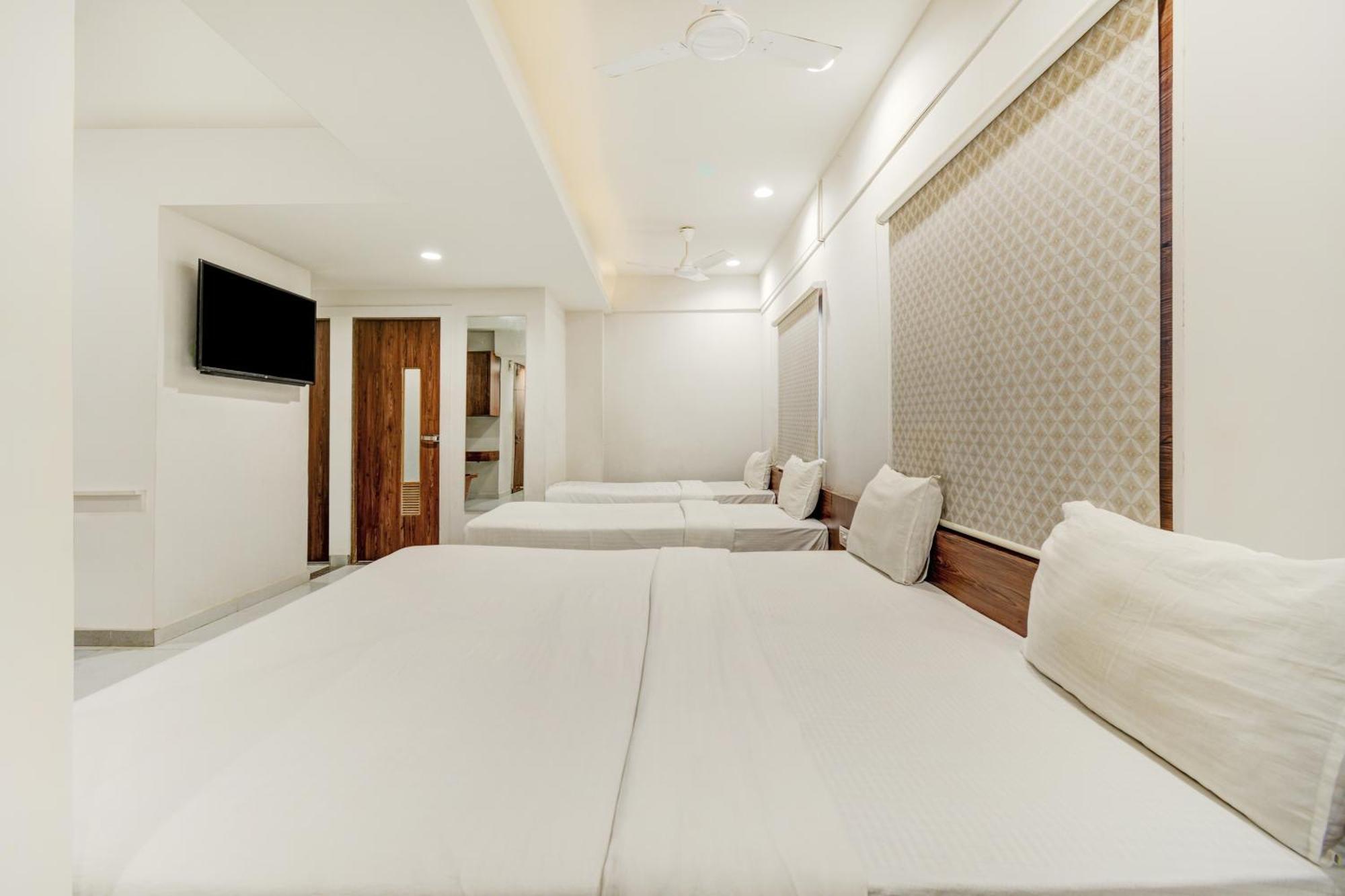 Hotel Desert Inn Tharad Esterno foto