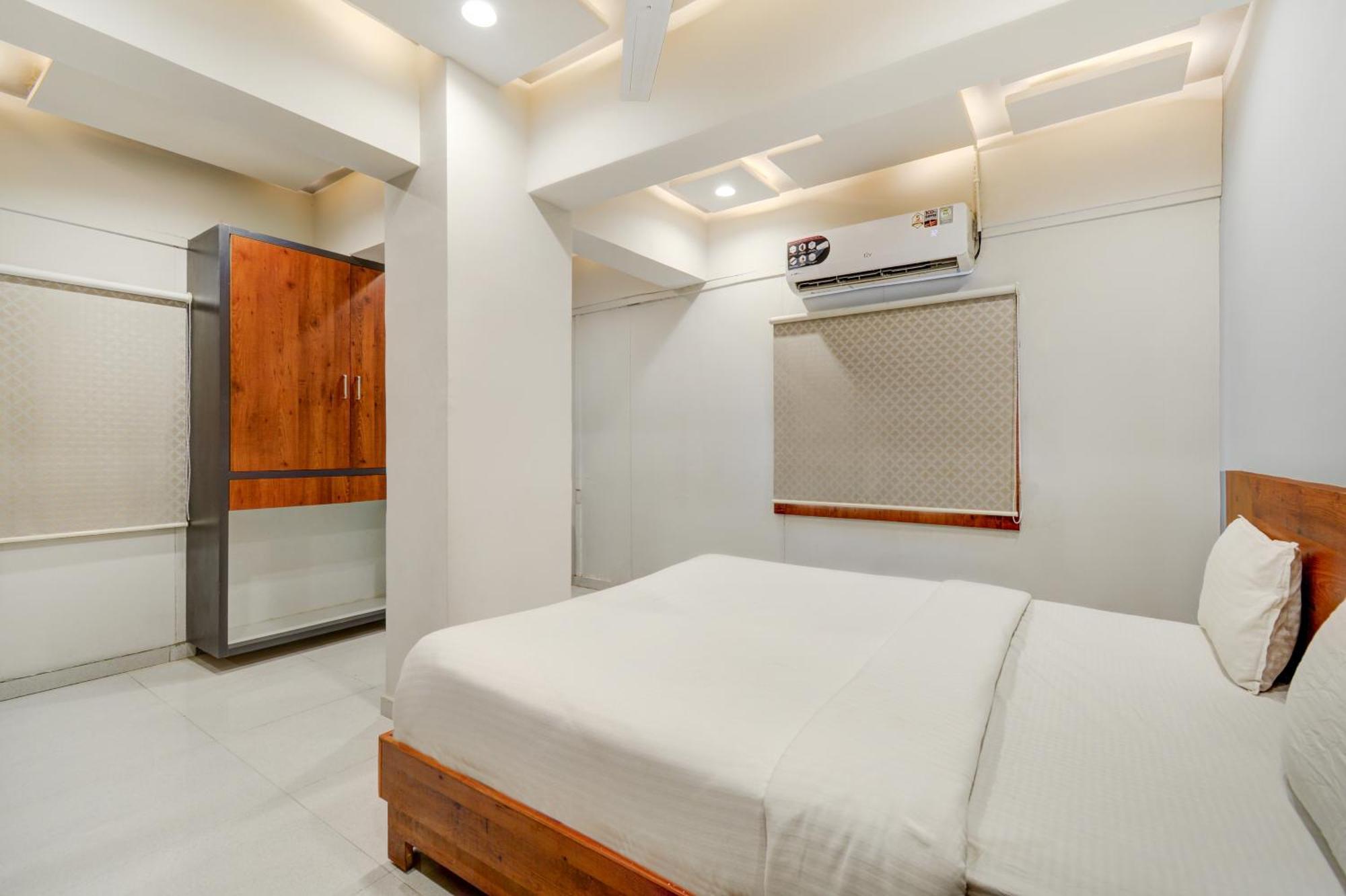 Hotel Desert Inn Tharad Esterno foto
