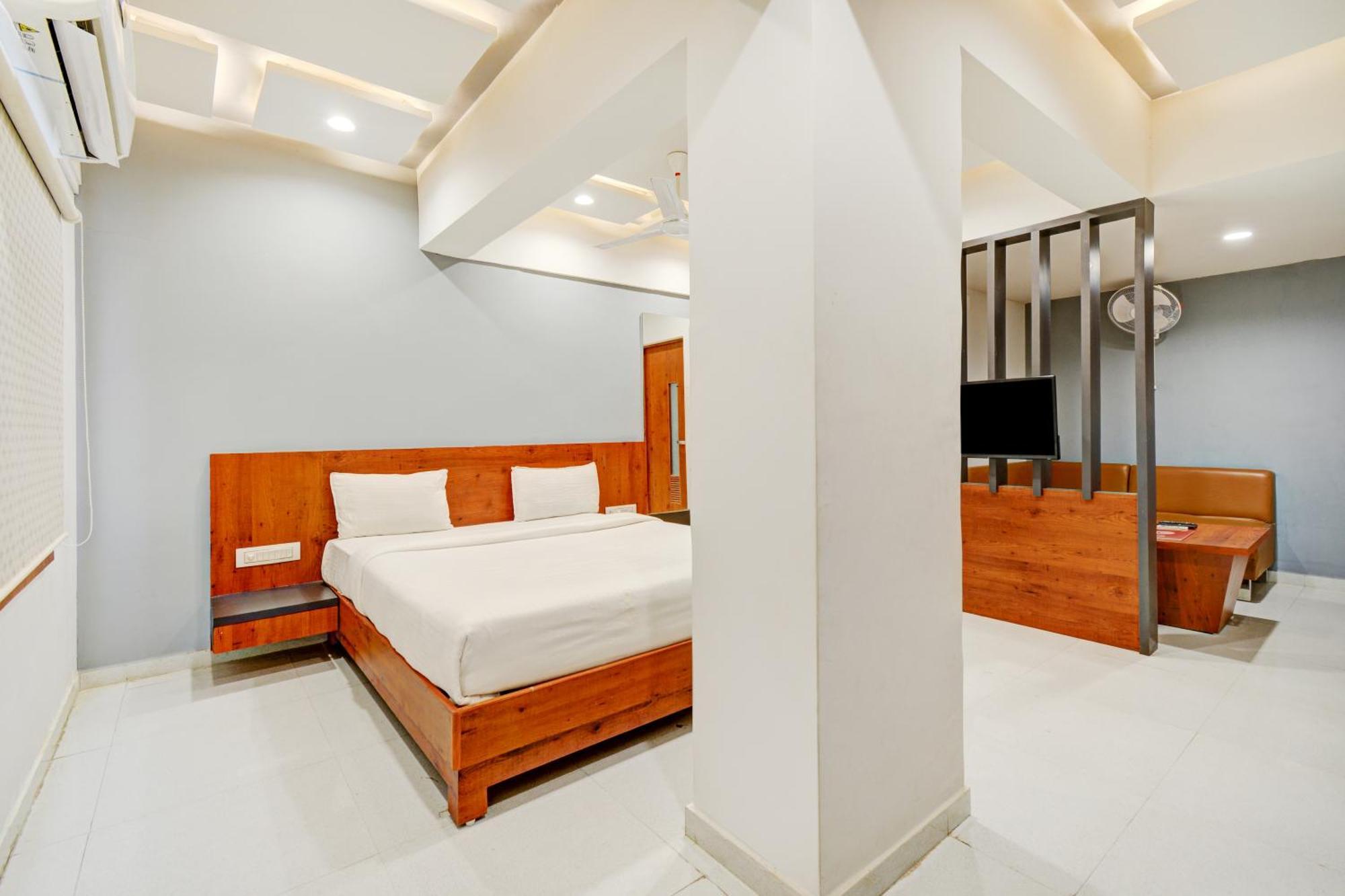 Hotel Desert Inn Tharad Esterno foto
