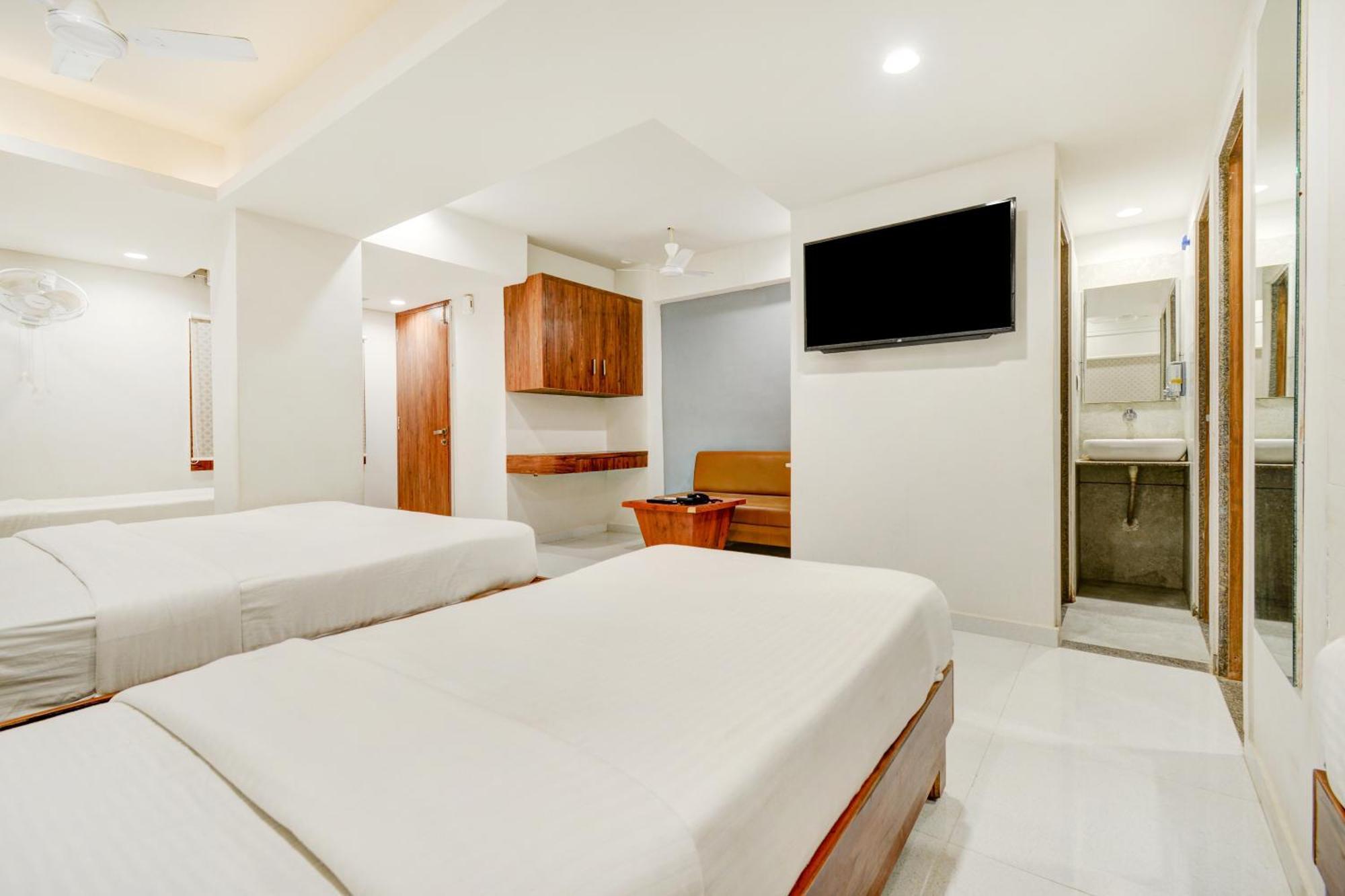 Hotel Desert Inn Tharad Esterno foto