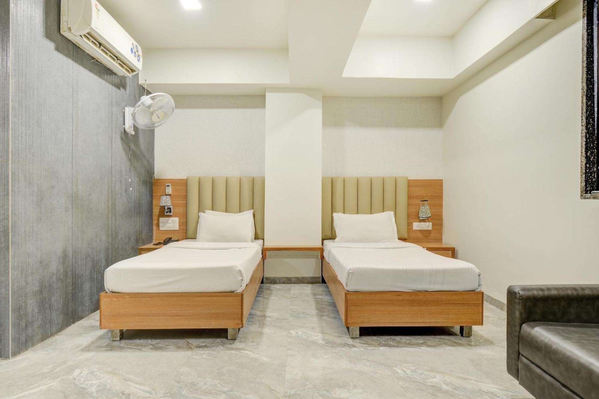 Hotel Desert Inn Tharad Esterno foto
