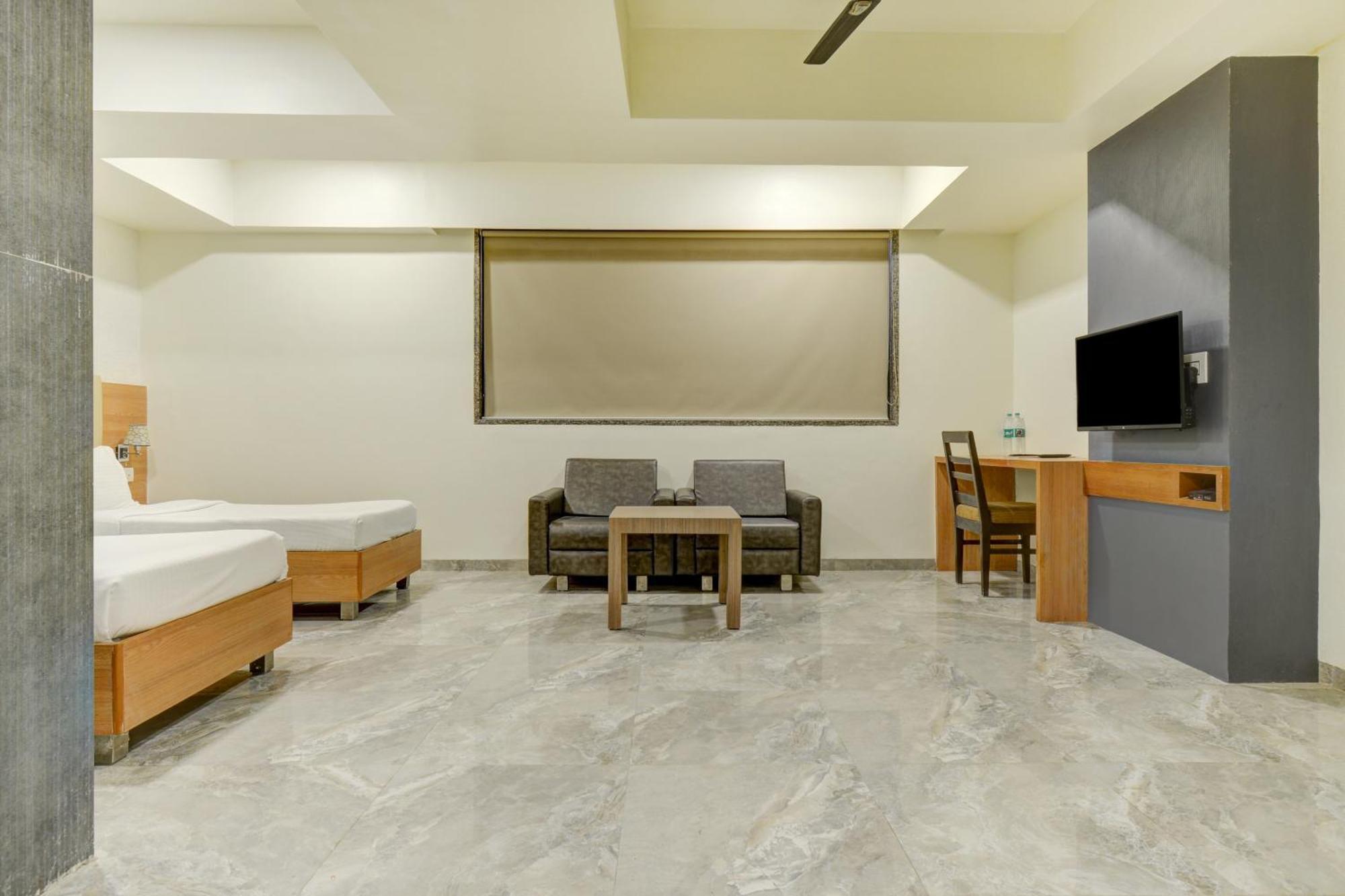 Hotel Desert Inn Tharad Esterno foto