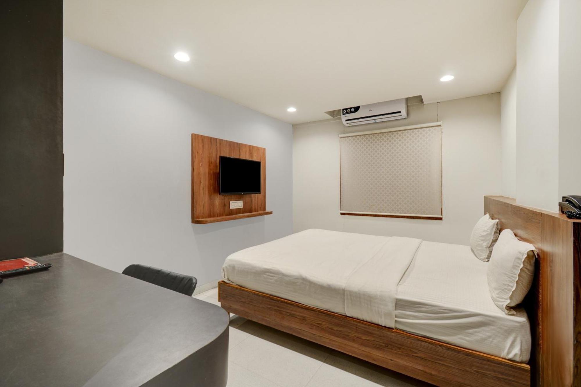 Hotel Desert Inn Tharad Esterno foto