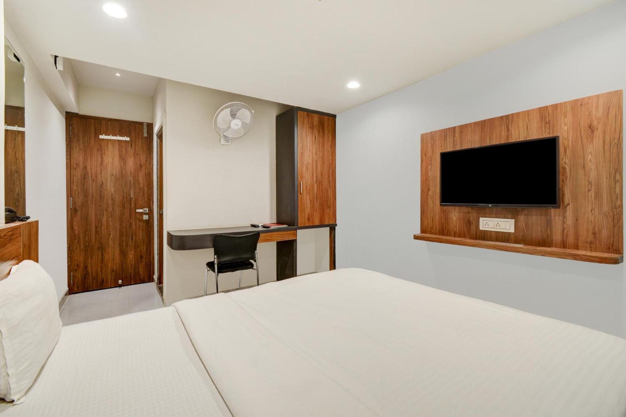 Hotel Desert Inn Tharad Esterno foto