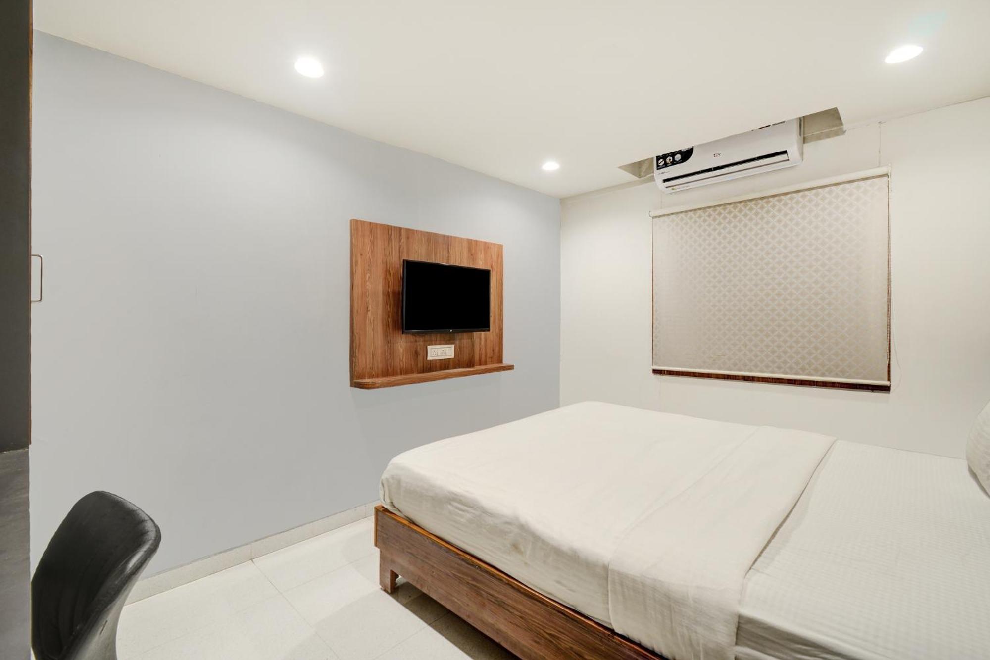 Hotel Desert Inn Tharad Esterno foto