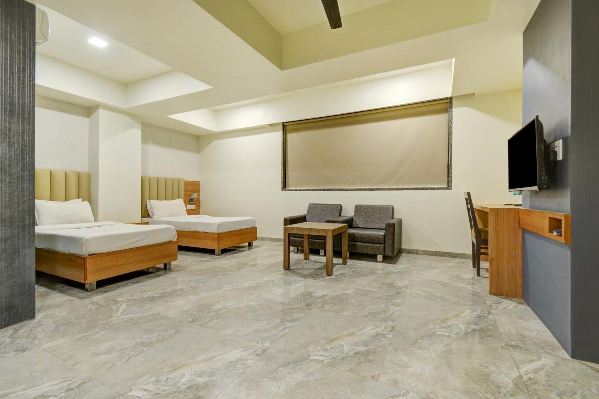 Hotel Desert Inn Tharad Esterno foto